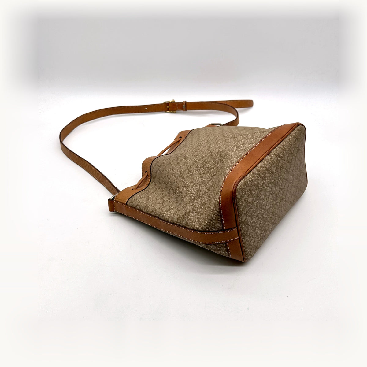 Céline Seau Toile Macadam Beige - vue du dessous en angle opposé