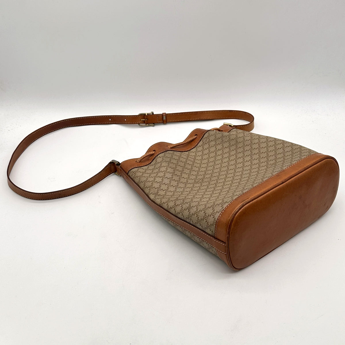 Céline Seau Toile Macadam Beige - vue du dessous en angle, base en cuir