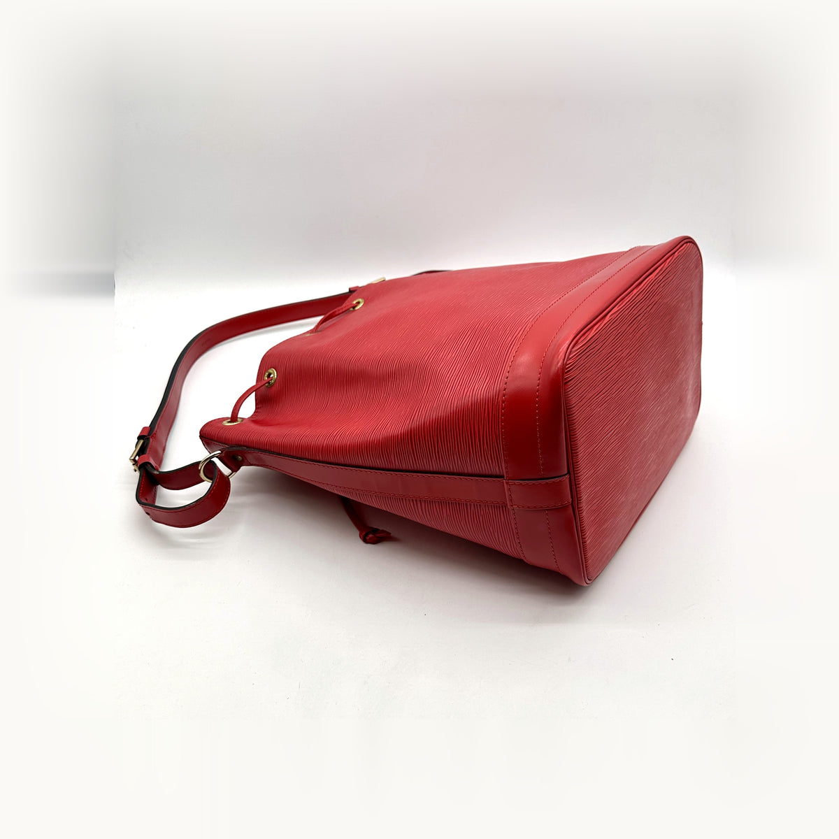 Louis Vuitton Noé Cuir Épi Rouge - vue du dessous en angle opposé