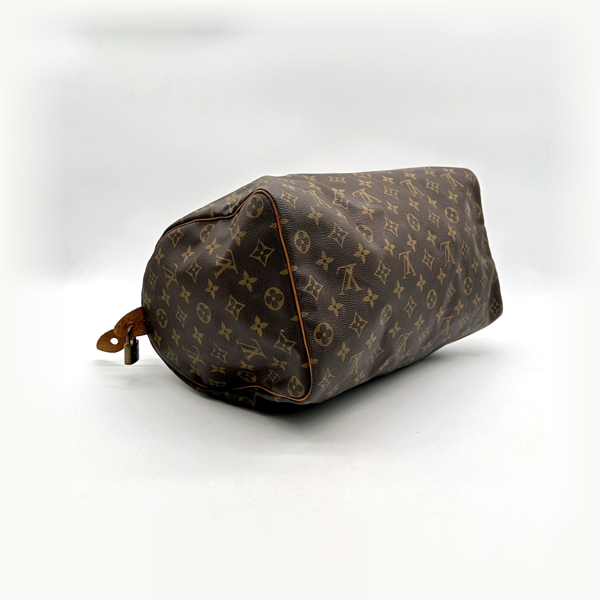 Louis Vuitton Speedy 30 Toile Monogram - vue du dessous en angle opposé