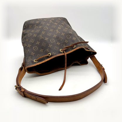 Louis Vuitton Petit Noé Lona Monogram - vista inclinada, abertura e alça