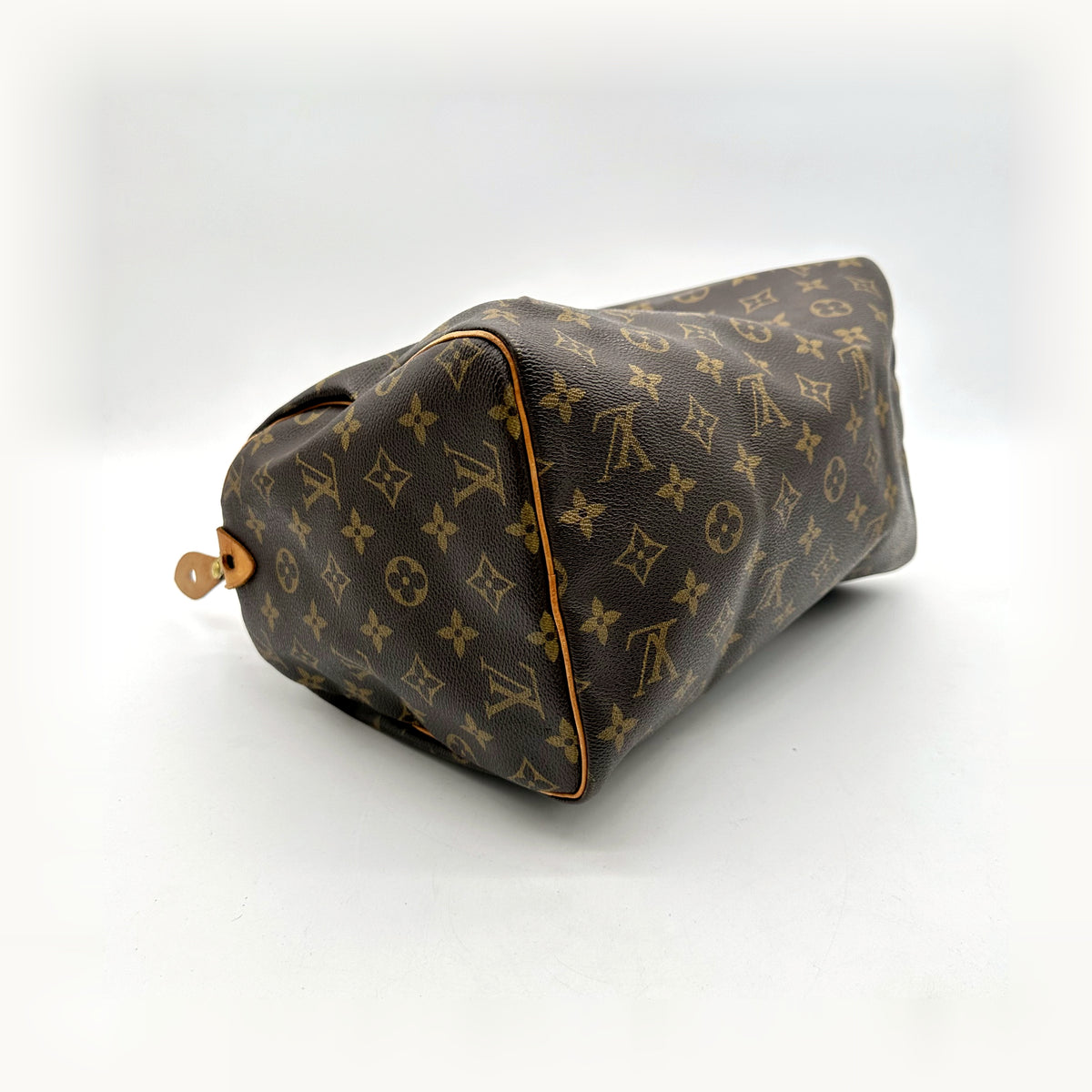 Louis Vuitton Speedy 30 Toile Monogram - vue du dessous en angle opposé