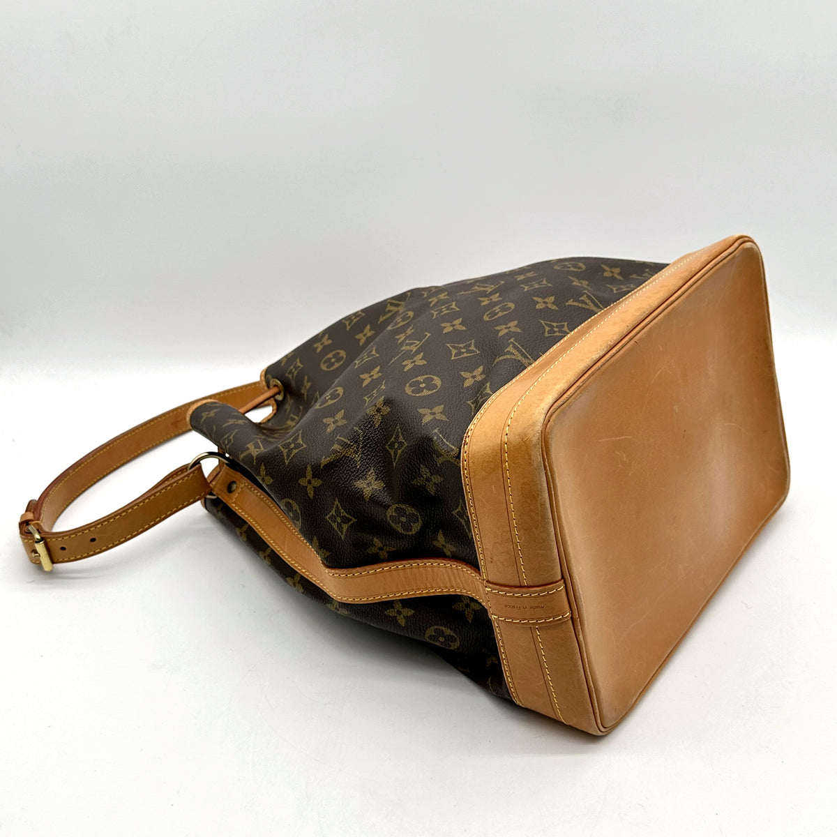 Louis Vuitton Noé Toile Monogram - vue du dessous en angle opposé