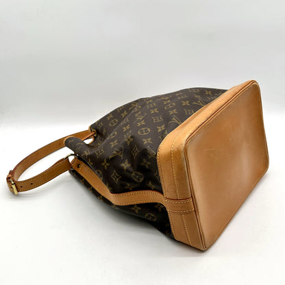 Louis Vuitton Noé Toile Monogram - vue du dessous en angle opposé