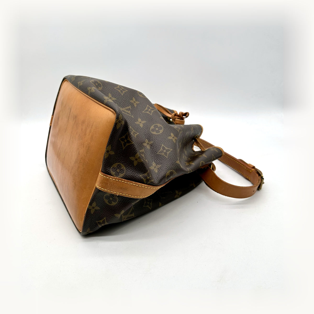 Louis Vuitton Petit Noé Toile Monogram - vue du dessous en angle
