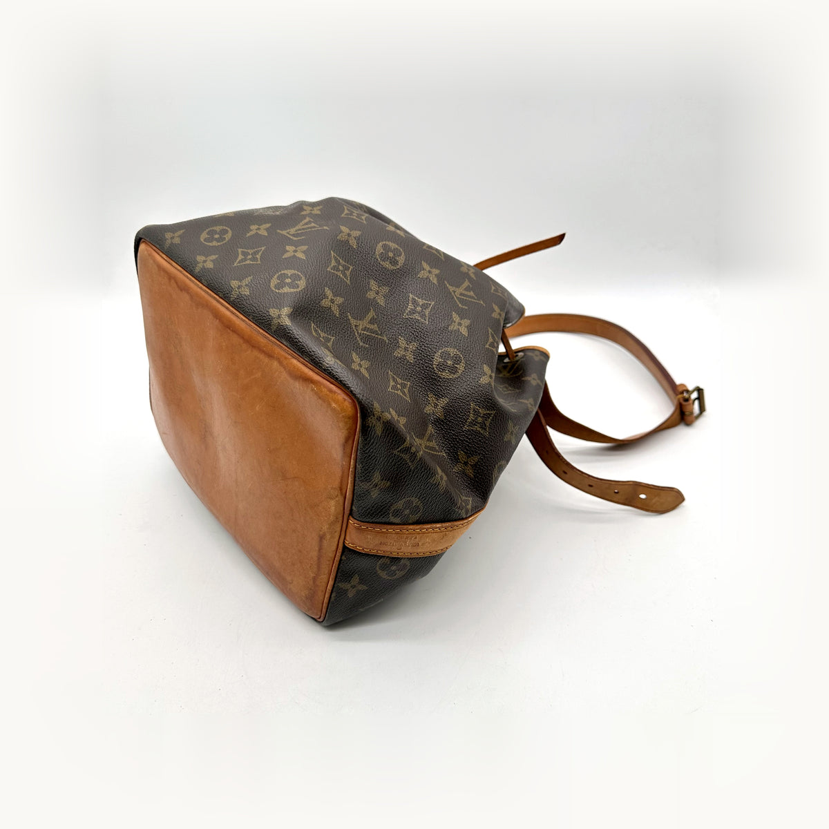 Louis Vuitton Noé Toile Monogram - vue du dessous en angle