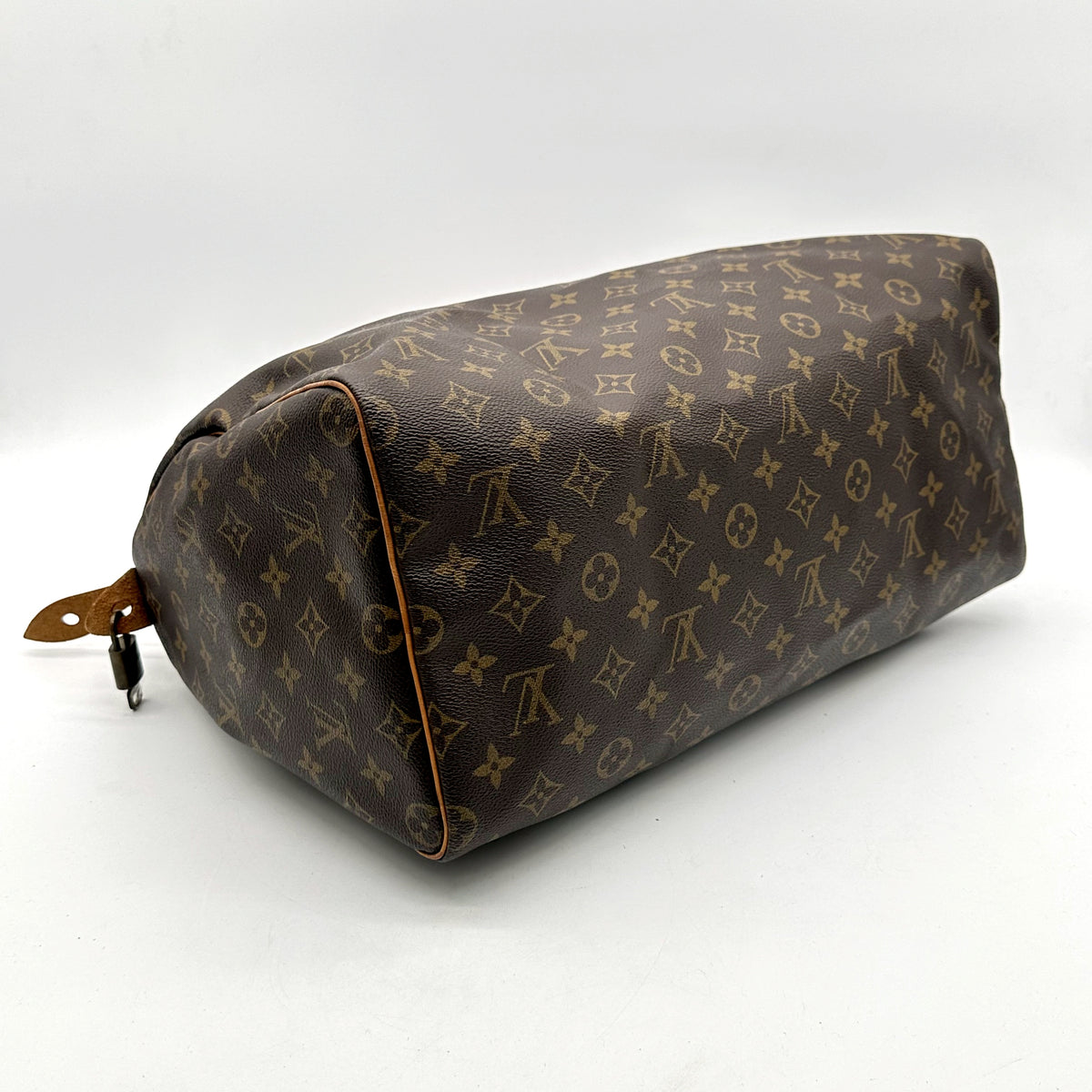 Louis Vuitton Speedy 40 Toile Monogram - vue du dessous en angle opposé