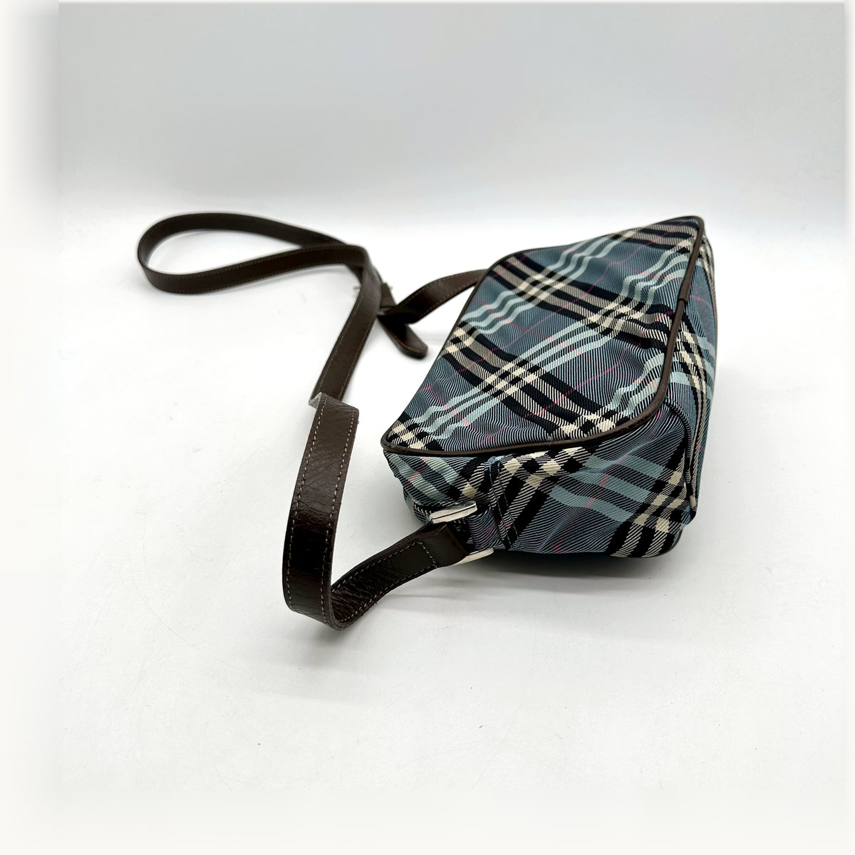 Burberry Sac bandoulière Toile Check Bleue - vue en angle, sac posé