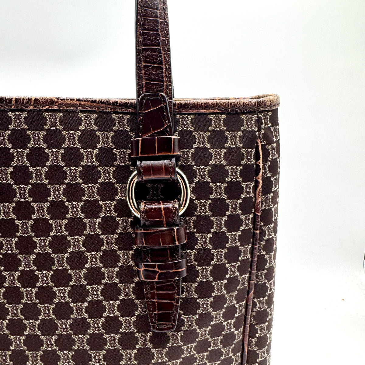 Céline Cabas Toile Jacquard Brun - détail d'une attache d'anse et de son anneau