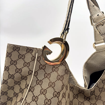 Gucci Tote Toile GG Beige et Cuir Crème - détail de l'anneau doré et de l'empiècement de cuir