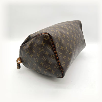 Louis Vuitton Speedy 35 Toile Monogram - vue du dessous en angle opposé