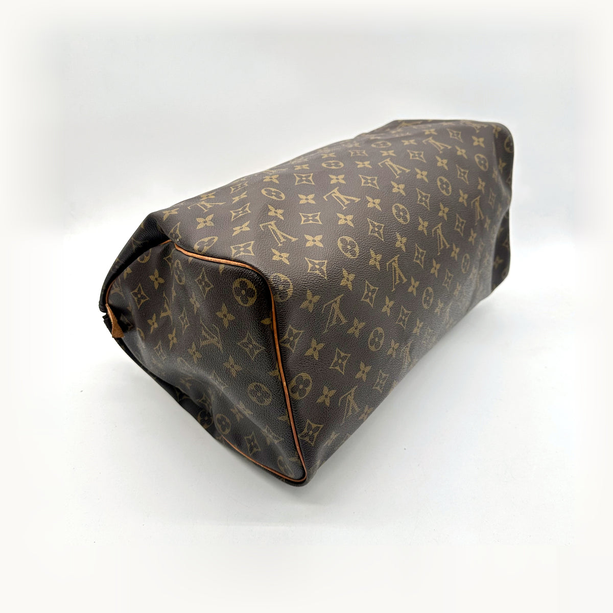 Louis Vuitton Speedy 40 Toile Monogram - vue du dessous en angle opposé