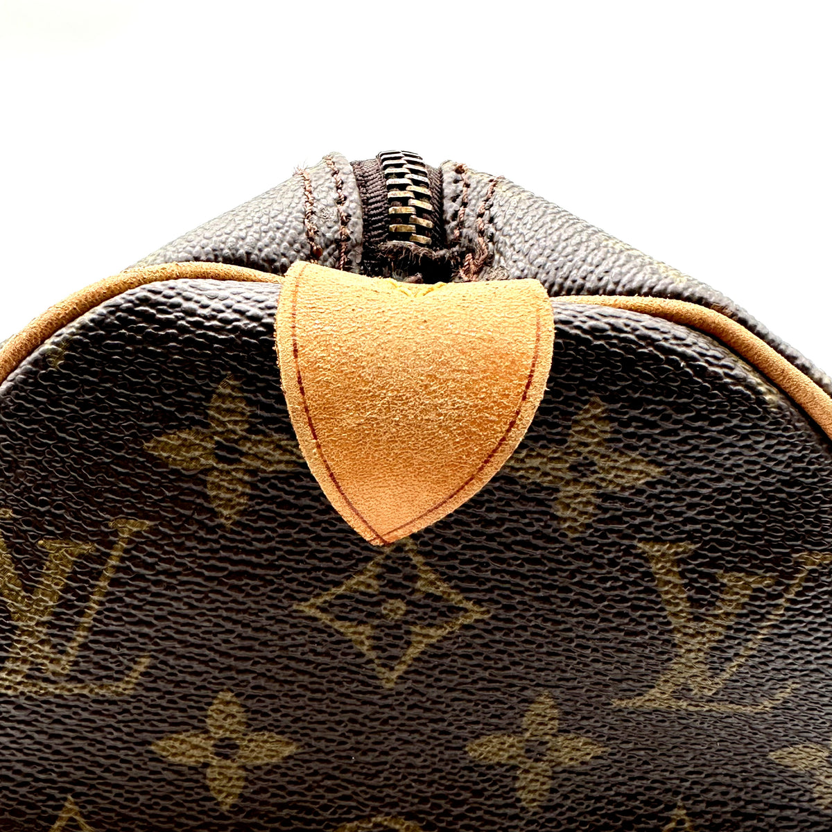 Louis Vuitton Keepall 45 Toile Monogram - détail de la patte de cuir d'extrémité et du zip