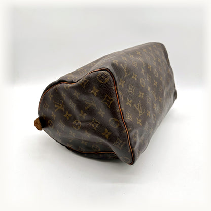 Louis Vuitton Speedy 35 Toile Monogram - vue du dessous en angle opposé