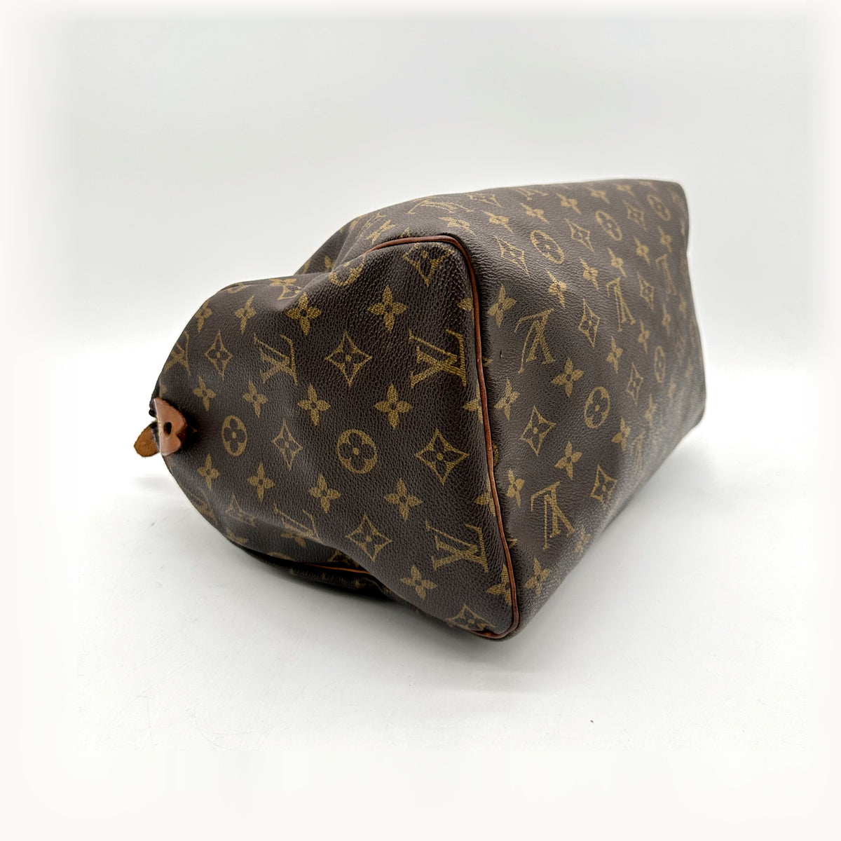 Louis Vuitton Speedy 30 Toile Monogram - vue du dessous en angle opposé