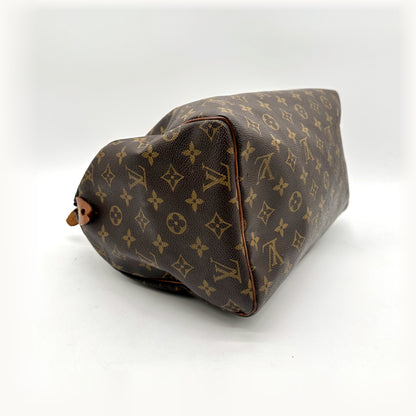 Louis Vuitton Speedy 30 Toile Monogram - vue du dessous en angle opposé