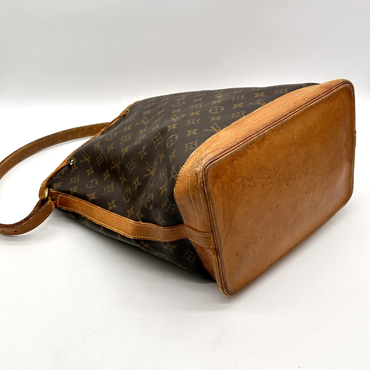 Louis Vuitton Noé Toile Monogram - vue du dessous en angle opposé