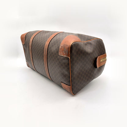 Céline Boston Toile Macadam Brun - vue du dessous en angle, coins de cuir