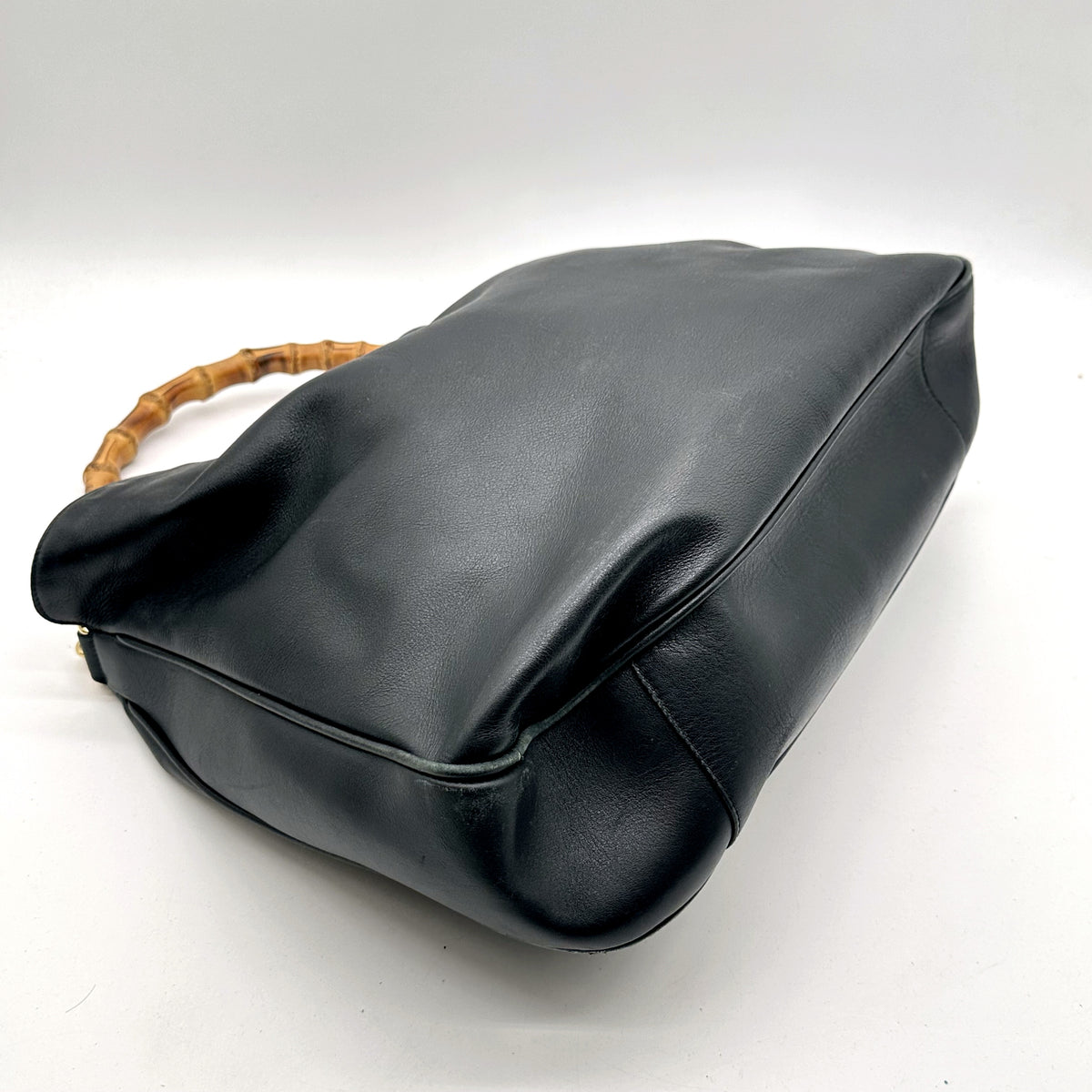 Gucci Bamboo Cuir Noir - vue en angle opposé, anse et corps du sac