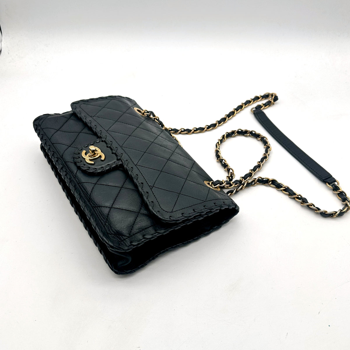 Chanel Matelassé Cuir Gris Anthracite - vue d'ensemble, sac et chaîne posés