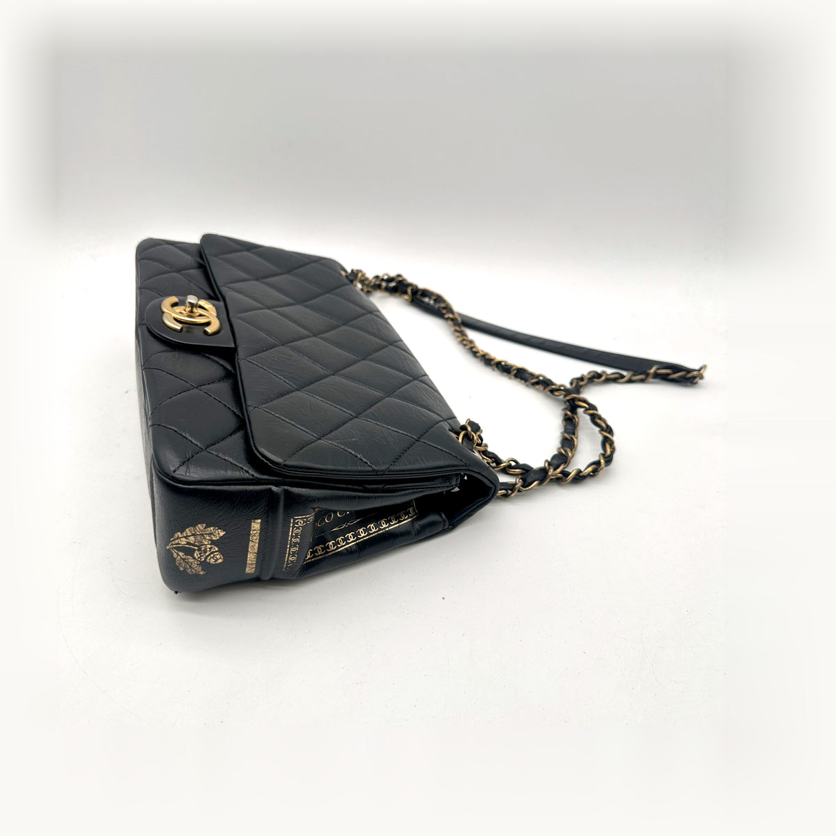 Chanel Single Flap Cuir d'agneau Noir - vue d'ensemble en angle, chaîne posée