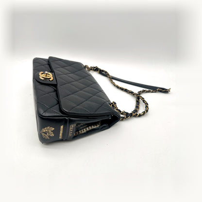 Chanel Single Flap Cuir d'agneau Noir - vue d'ensemble en angle, chaîne posée