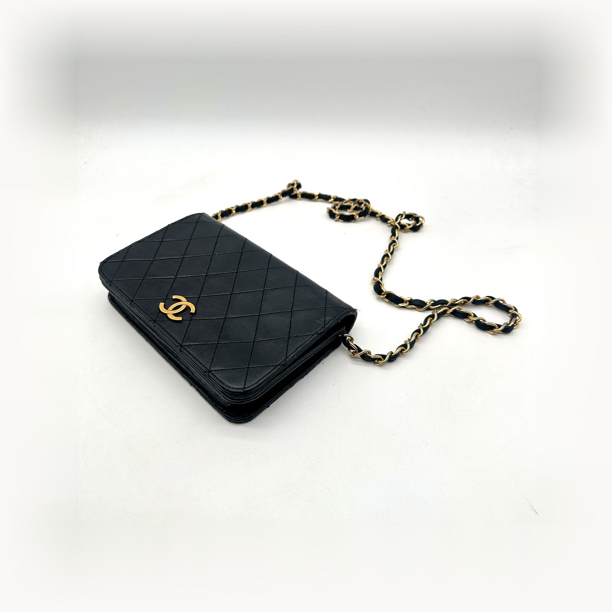 Chanel Matelassé Cuir d'agneau Noir - vue d'ensemble, chaîne déployée