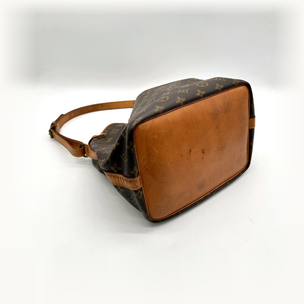 Louis Vuitton Petit Noé Toile Monogram - vue du dessous en angle opposé
