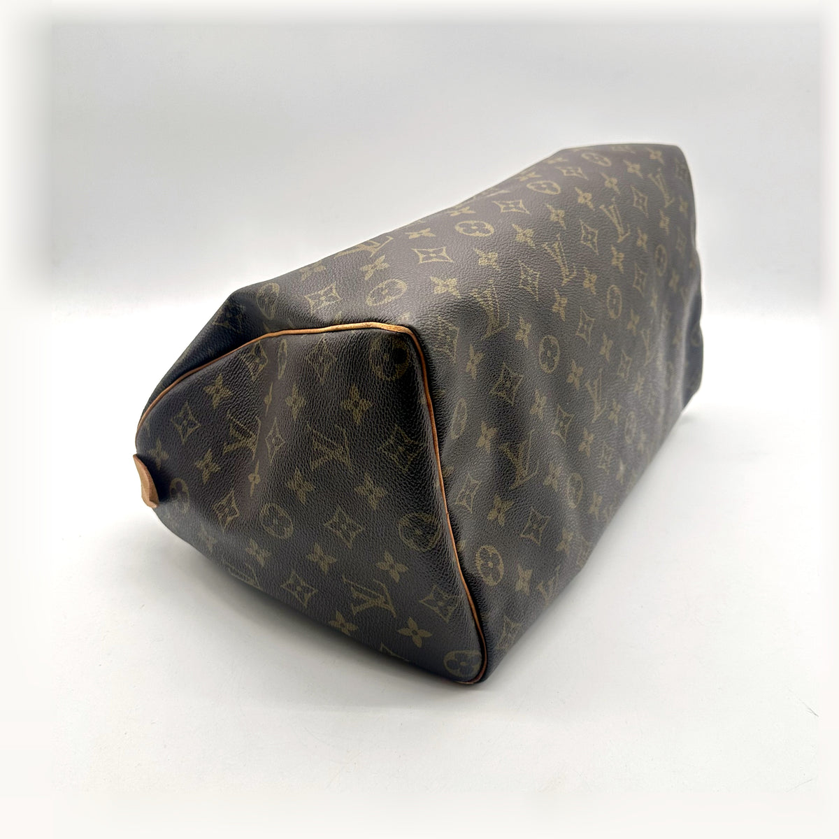 Louis Vuitton Speedy 30 Toile Monogram - vue de trois quarts du dessous, autre angle