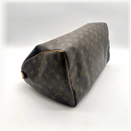 Louis Vuitton Speedy 30 Toile Monogram - vue de trois quarts du dessous, autre angle