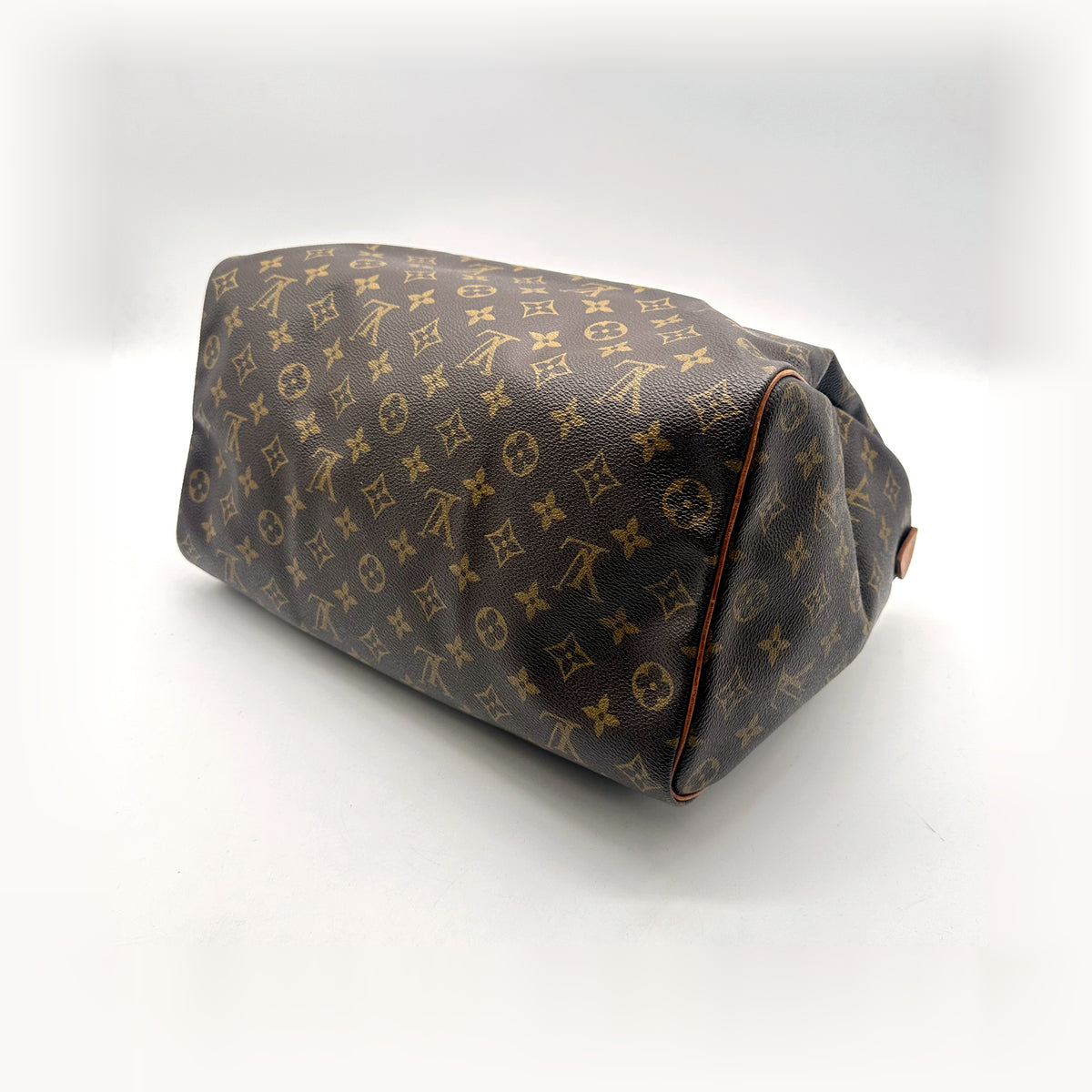 Louis Vuitton Speedy 35 Toile Monogram - vue de trois quarts du dessous