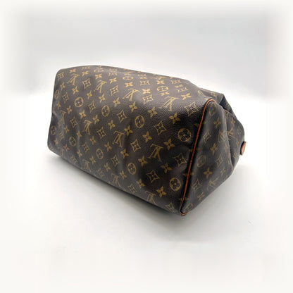 Louis Vuitton Speedy 35 Toile Monogram - vue de trois quarts du dessous