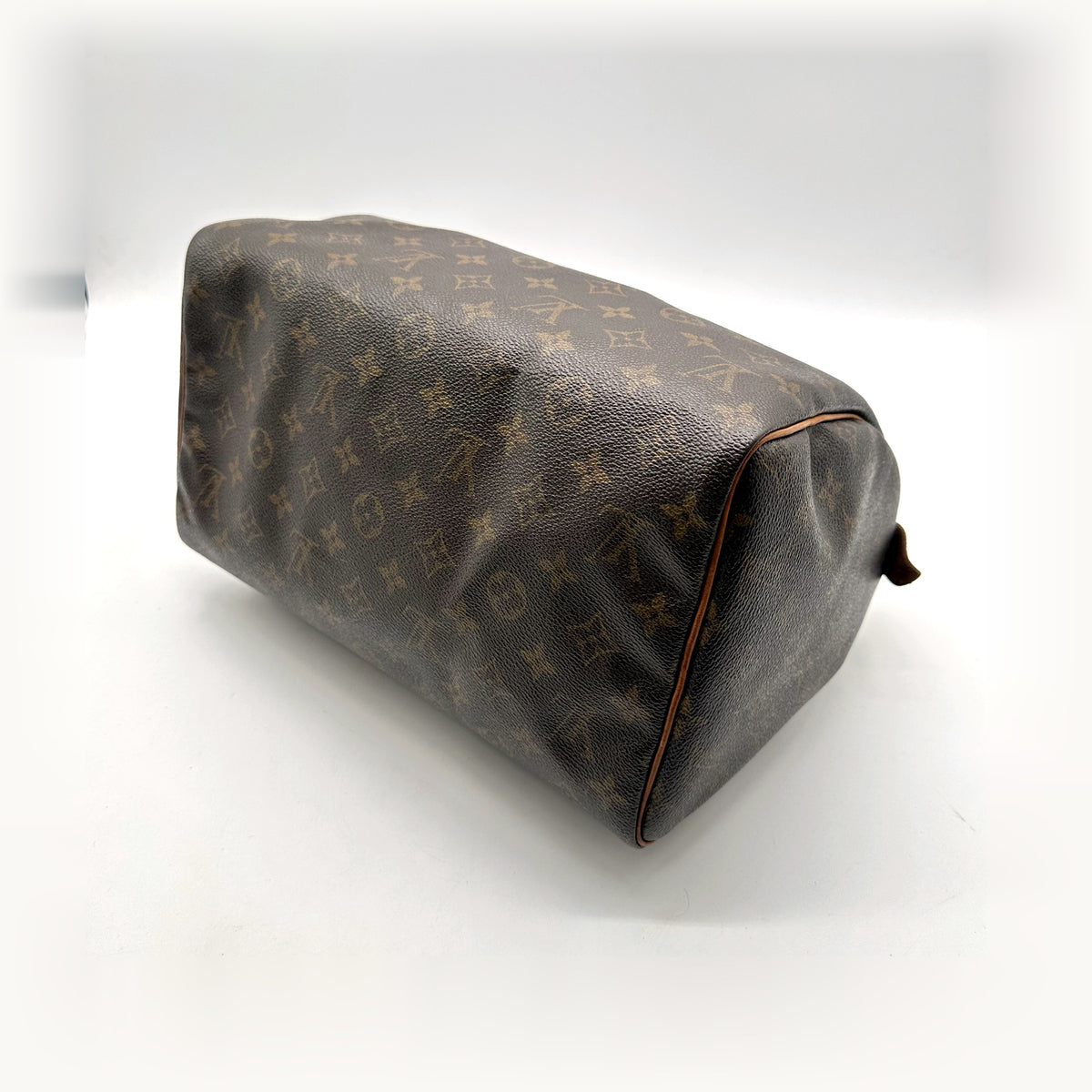 Louis Vuitton Speedy 30 Toile Monogram - vue de trois quarts du dessous