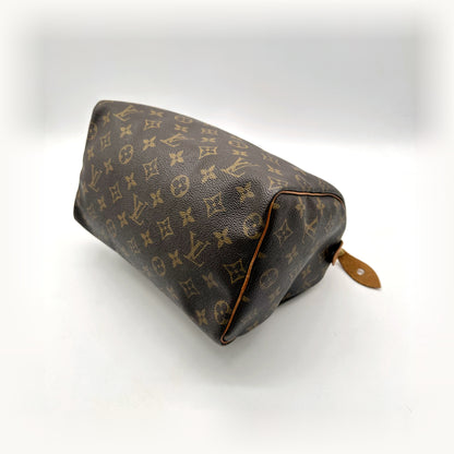 Louis Vuitton Speedy 30 Toile Monogram - vue de trois quarts du dessous