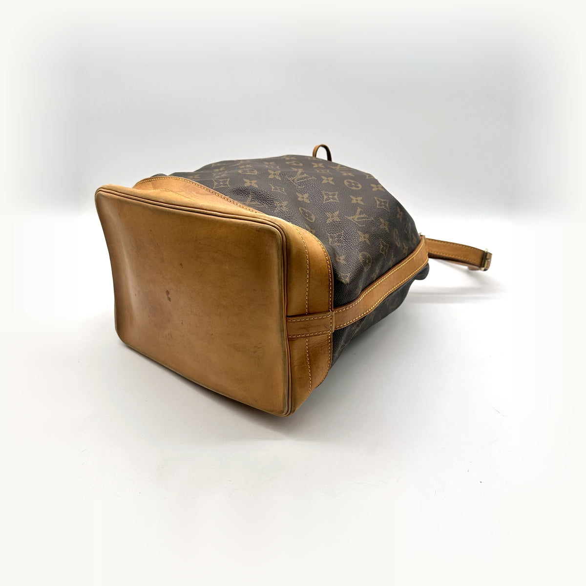 Louis Vuitton Grand Noé Toile Monogram - vue de trois quarts du dessous