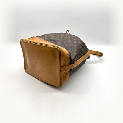 Louis Vuitton Grand Noé Toile Monogram - vue de trois quarts du dessous