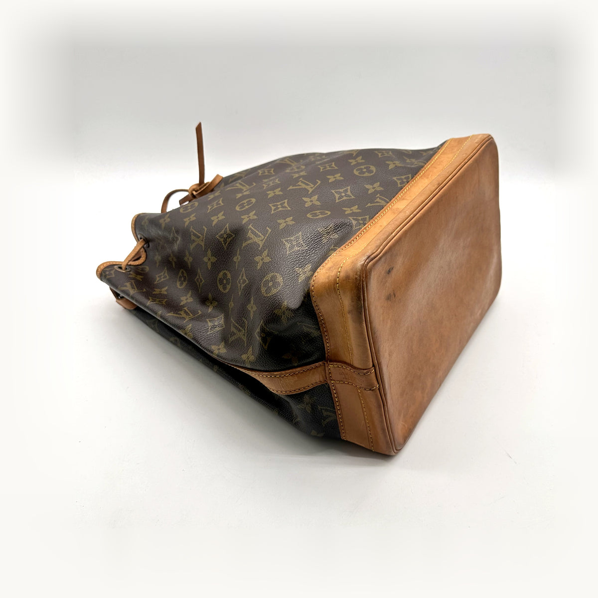 Louis Vuitton Grand Noé Toile Monogram - vue de trois quarts du dessous, autre angle