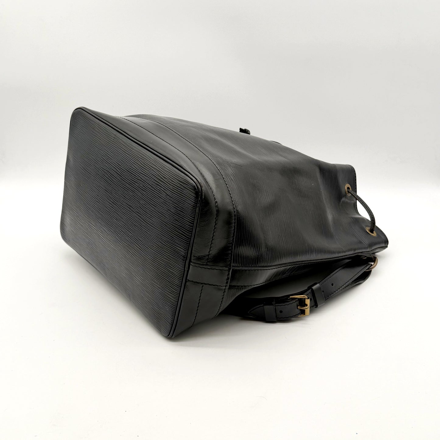 Louis Vuitton Noé Cuir Épi Noir - vue du dessous en angle
