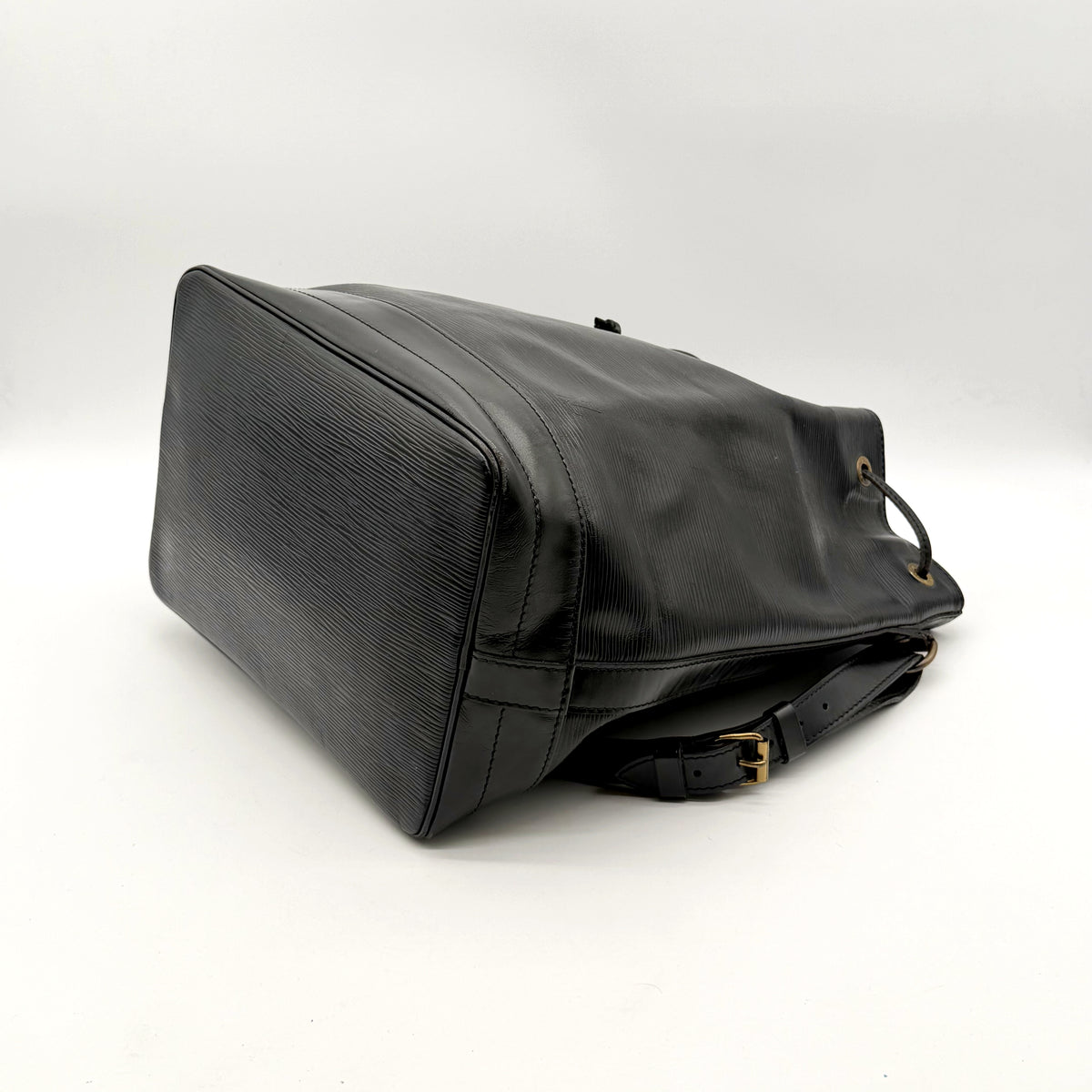 Louis Vuitton Noé Cuir Épi Noir - vue du dessous en angle