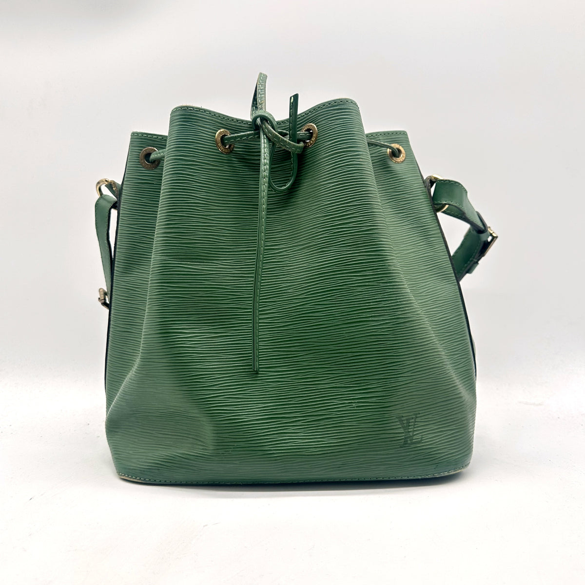 Louis Vuitton Petit Noé Cuir Épi Vert - vue de face, sac fermé par le lien