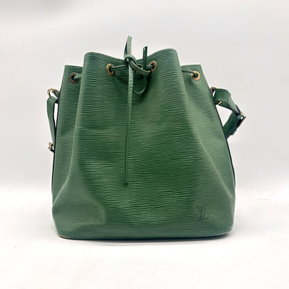 Louis Vuitton Petit Noé Cuir Épi Vert - vue de face, sac fermé par le lien