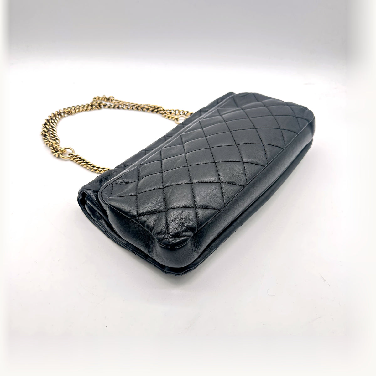 Chanel Double Chaîne Cuir Matelassé Noir - vue en angle opposé