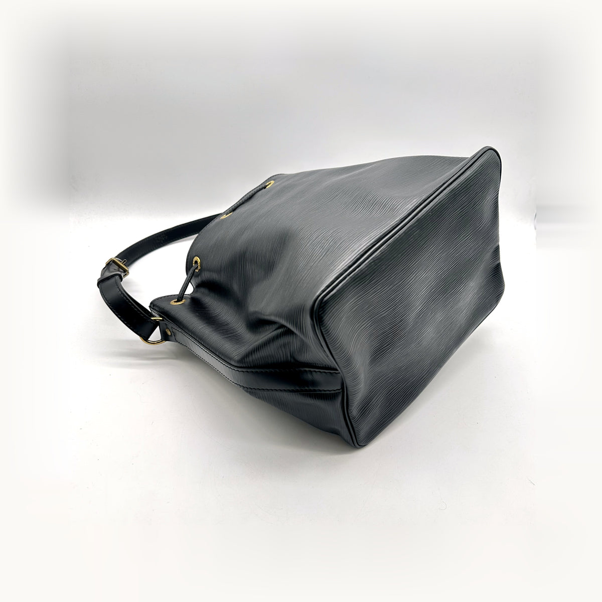 Louis Vuitton Petit Noé Cuir Épi Noir - vue en angle opposé, fond du seau