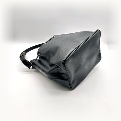 Louis Vuitton Petit Noé Cuir Épi Noir - vue en angle opposé, fond du seau