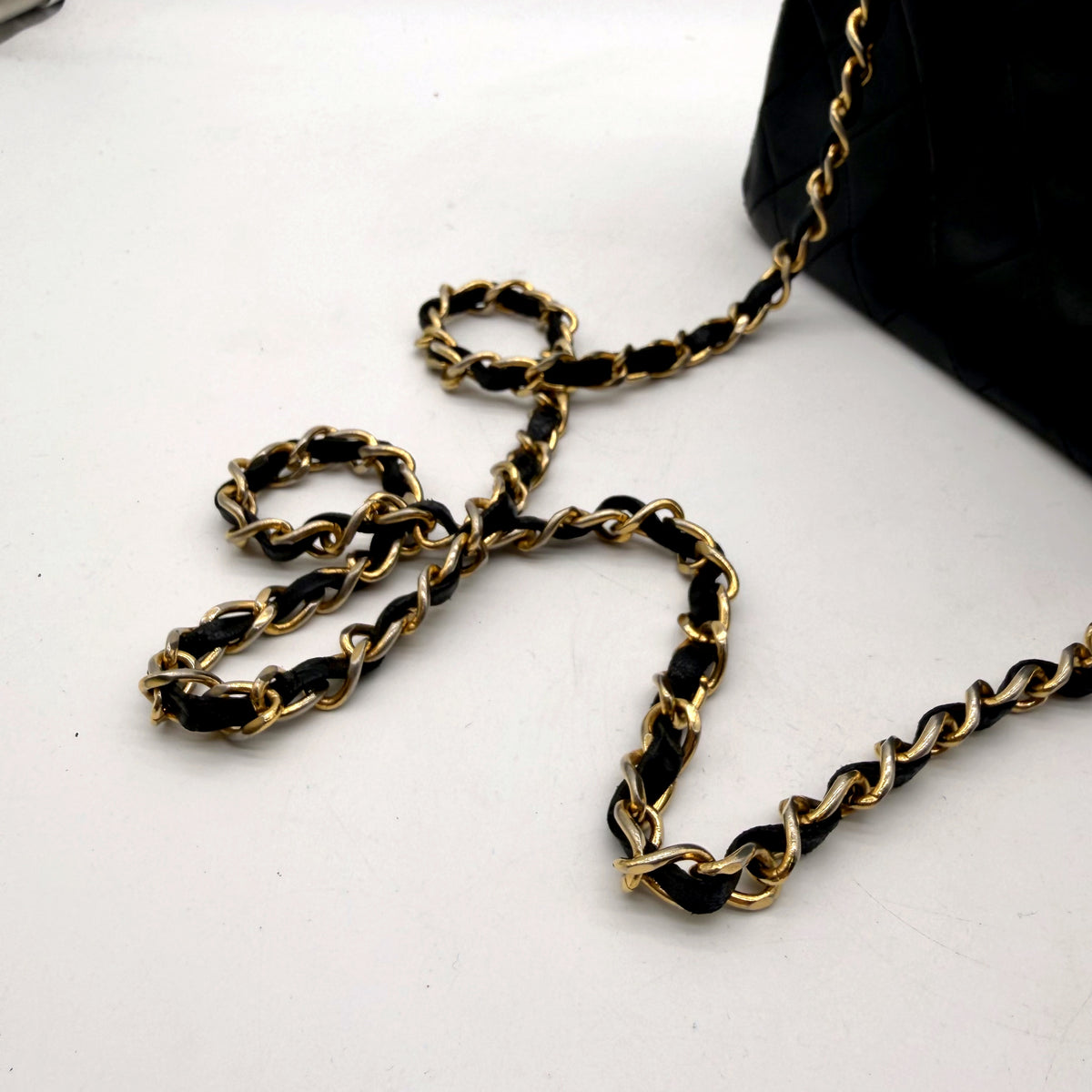 Chanel Mini Square Single Flap Cuir d'agneau Noir - détail de la chaîne entrelacée de cuir