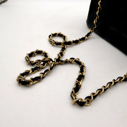 Chanel Mini Square Single Flap Cuir d'agneau Noir - détail de la chaîne entrelacée de cuir