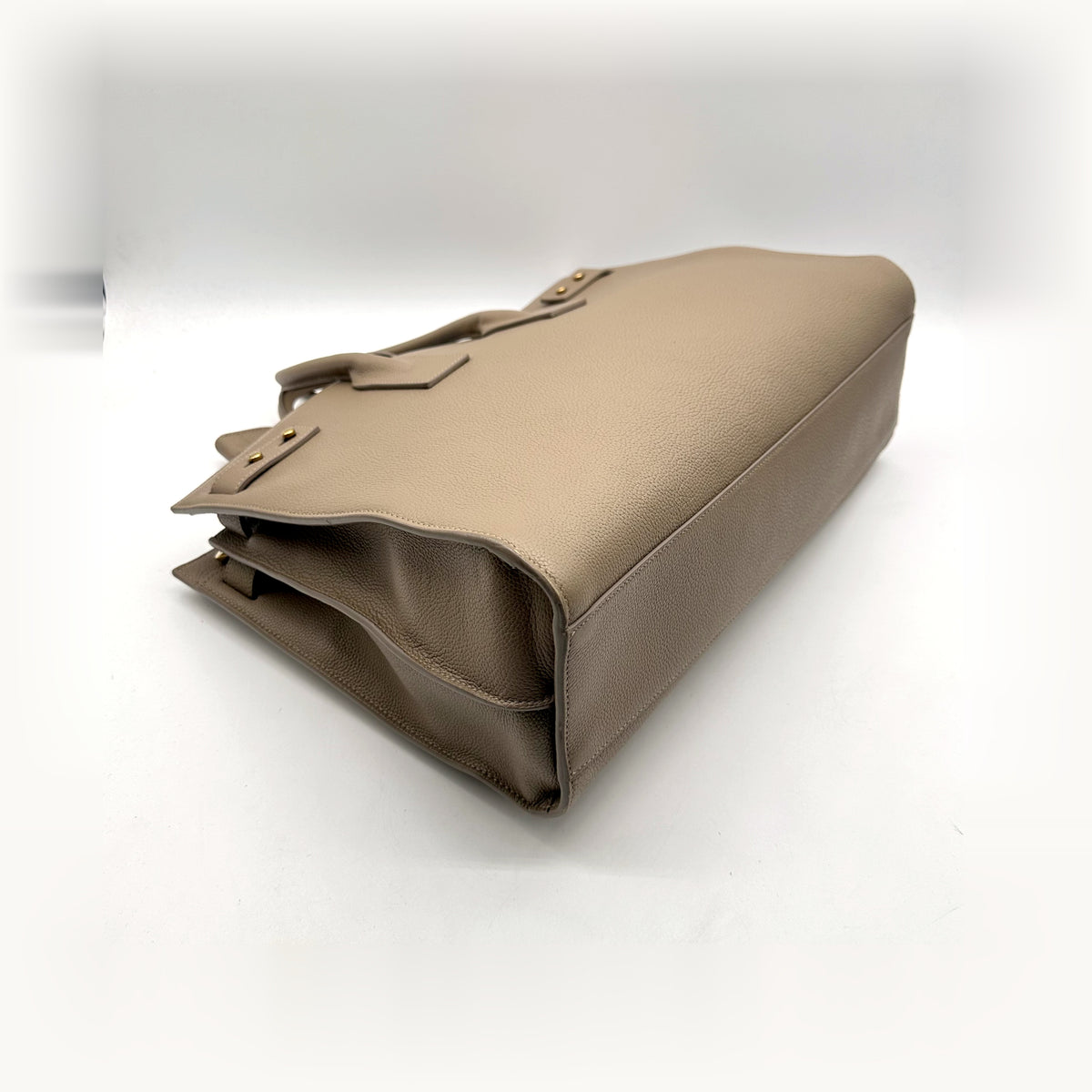 Saint Laurent Bandoulière Cuir Grainé Taupe - vue en angle opposé, soufflets ouverts