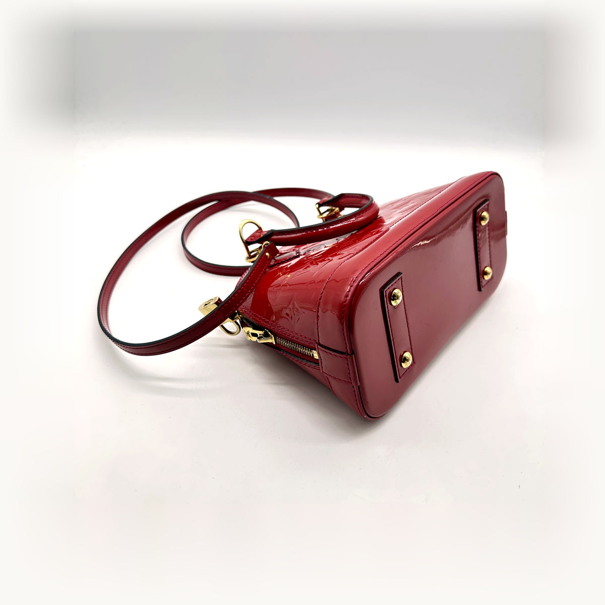 Louis Vuitton Alma BB Cuir Vernis Rouge - vue en angle opposé, base du sac