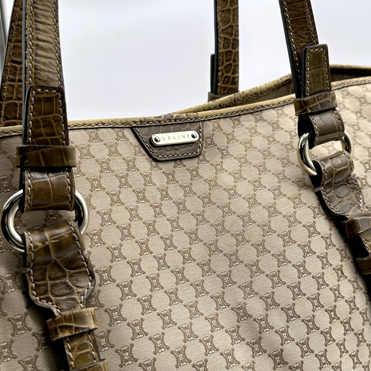 Céline Tote Toile Macadam Beige - détail des attaches d'anses et des anneaux