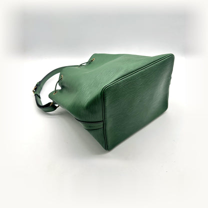 Louis Vuitton Petit Noé Cuir Épi Vert - vue en angle opposé, fond du seau